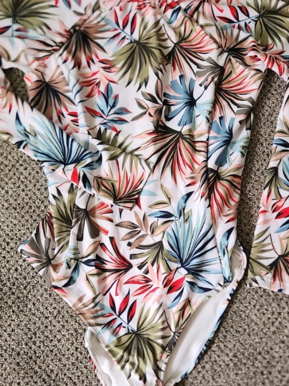 Hurley palm leaf surf suit XL almost new